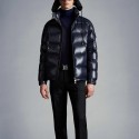 モンクレール MONCLER マヤシリーズ ラベル中綿入り ウォームショートダウンジャケット メンズ ダークブルー